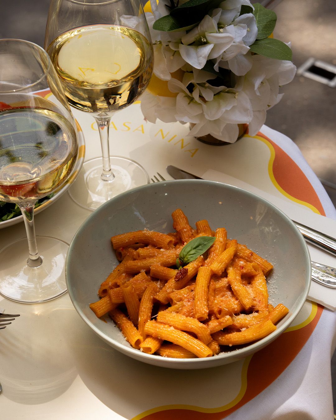 Pâtes à la sauce tomate et au basilic servies en terrasse chez Casa Nina