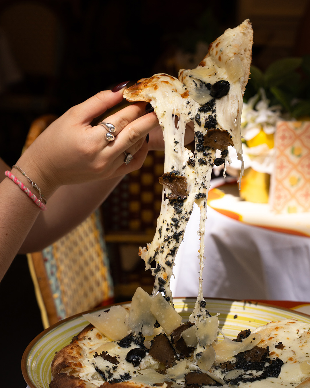 Une part de pizza à la truffe et au parmesan servie à Casa Nina